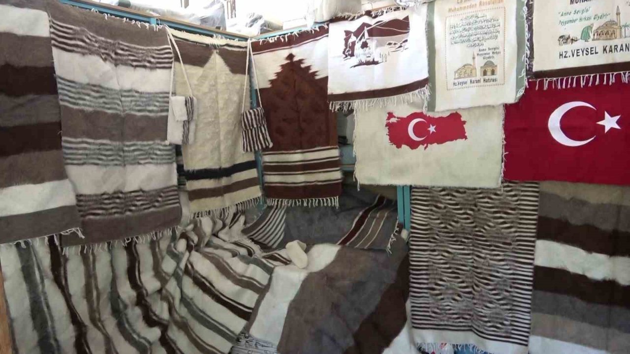 Siirtli Faraç usta dede mesleği battaniye dokumacılığını 40 yıldır sürdürüyor