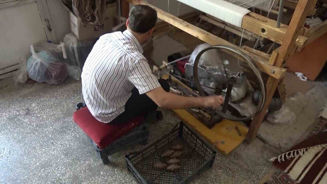 Siirtli Faraç usta dede mesleği battaniye dokumacılığını 40 yıldır sürdürüyor