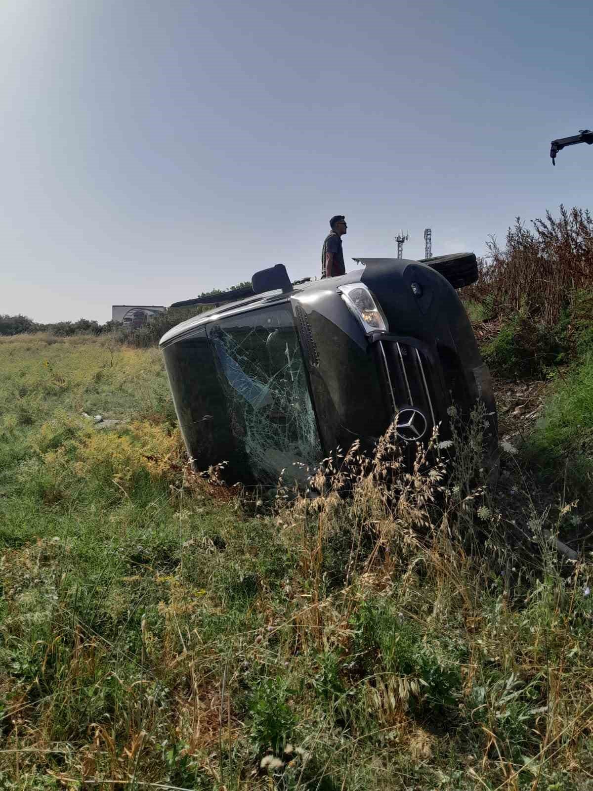 Turistleri taşıyan minibüs devrildi: 7 yaralı