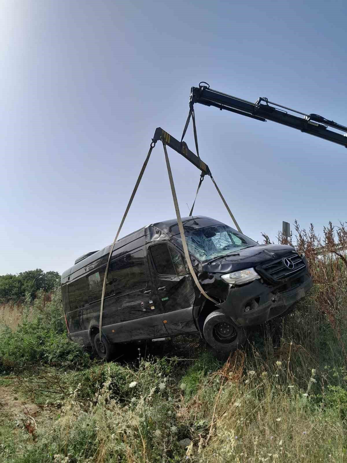 Turistleri taşıyan minibüs devrildi: 7 yaralı