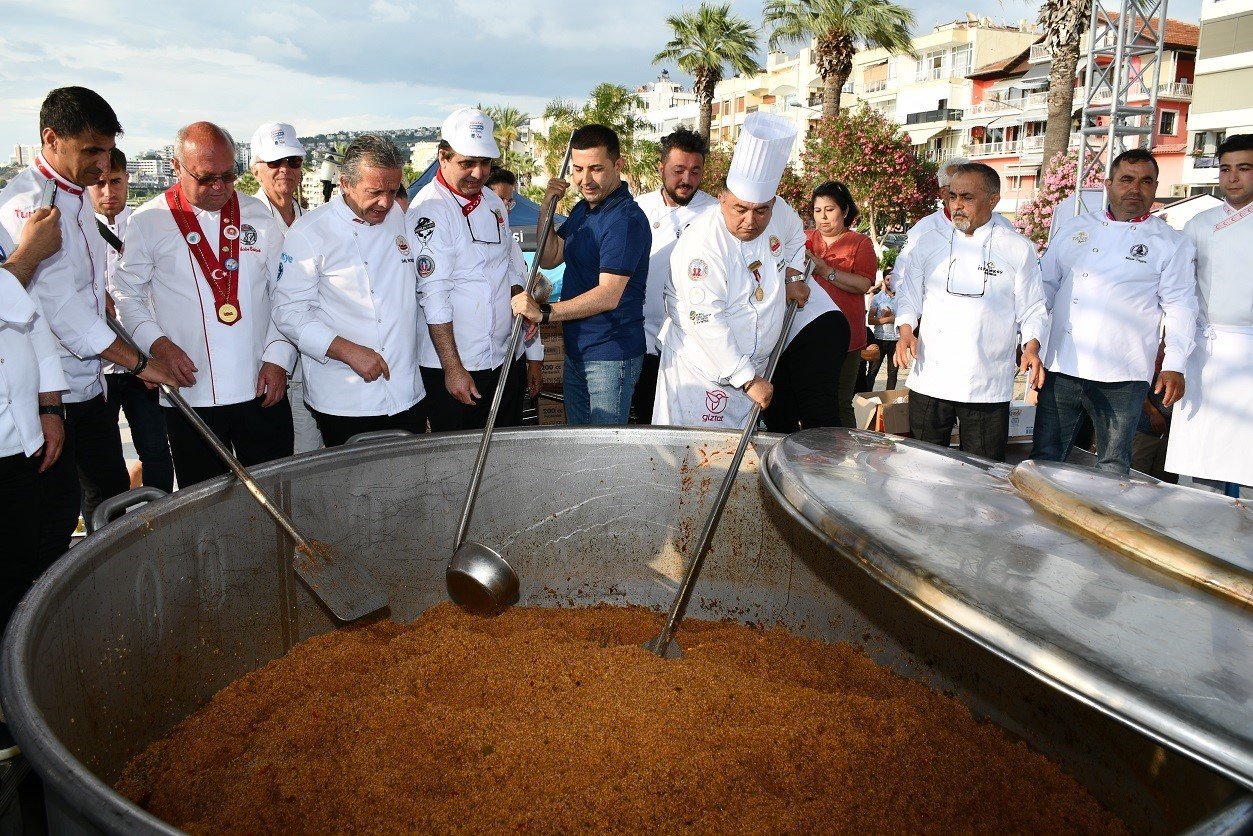 Kuşadası’nı sokak festivali coşkusu sardı
