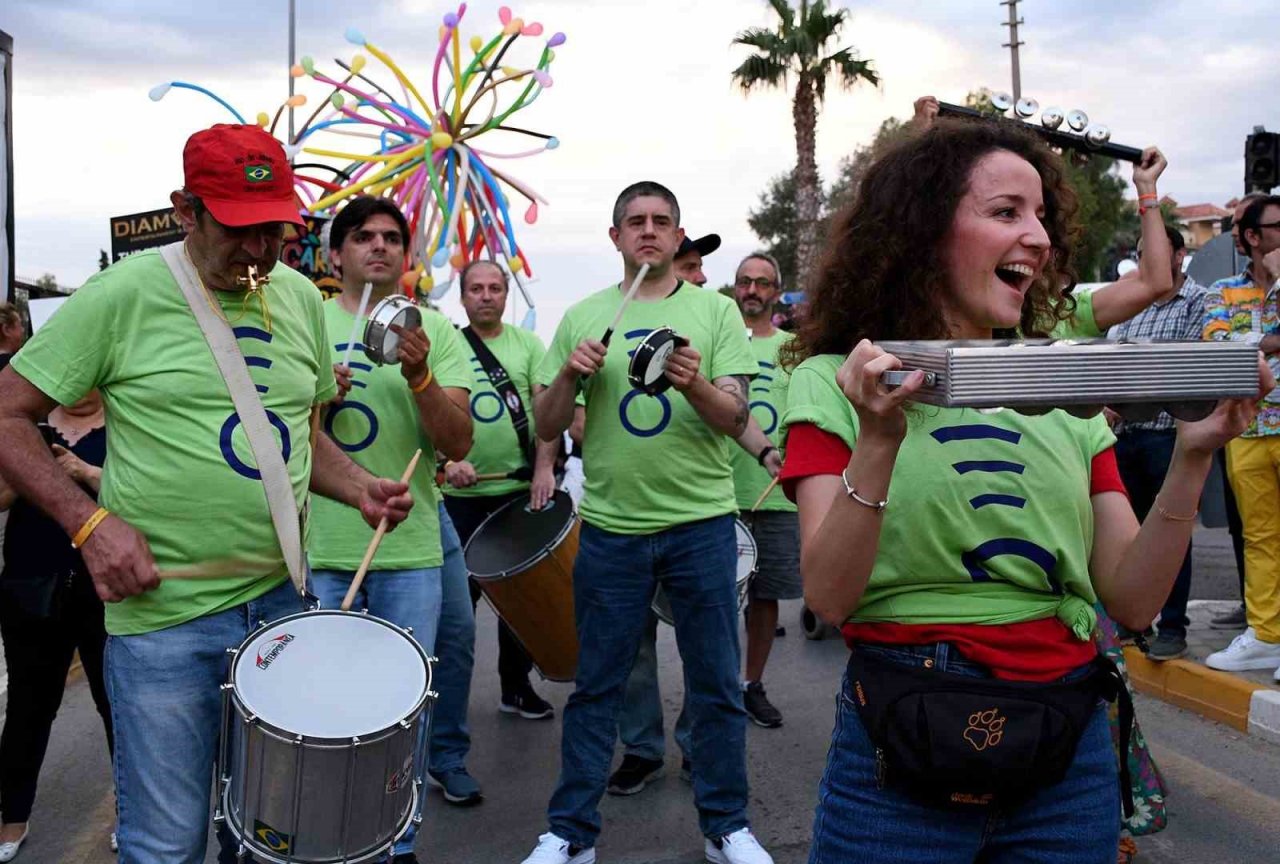 Kuşadası’nı sokak festivali coşkusu sardı