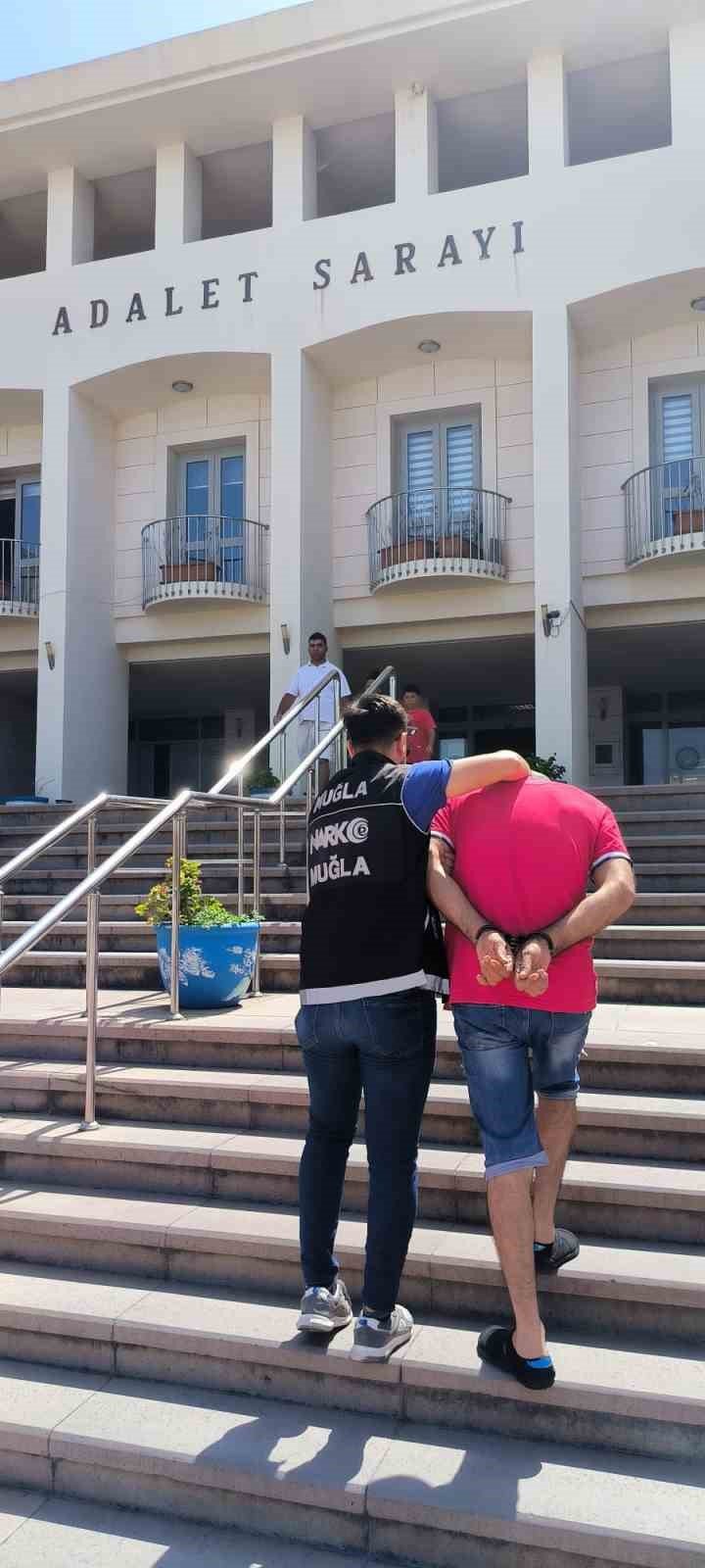 Çantasında uyuşturucu ele geçirildi