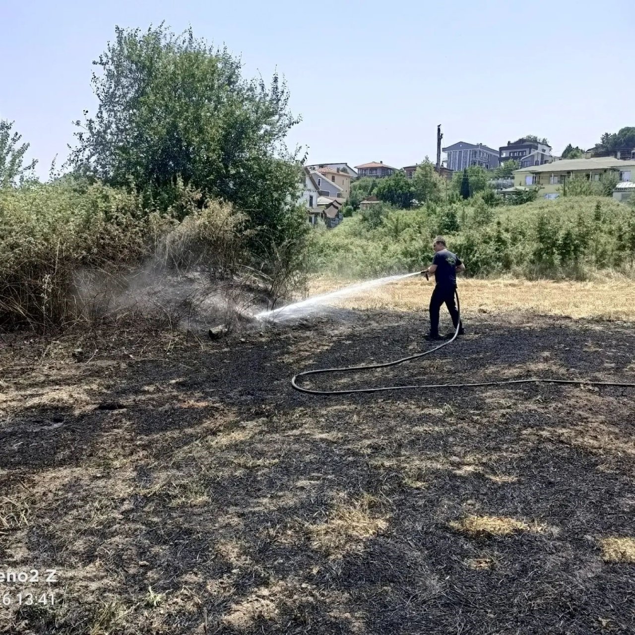 Elektrik tellerine çarpan kuş anız yangını çıkardı