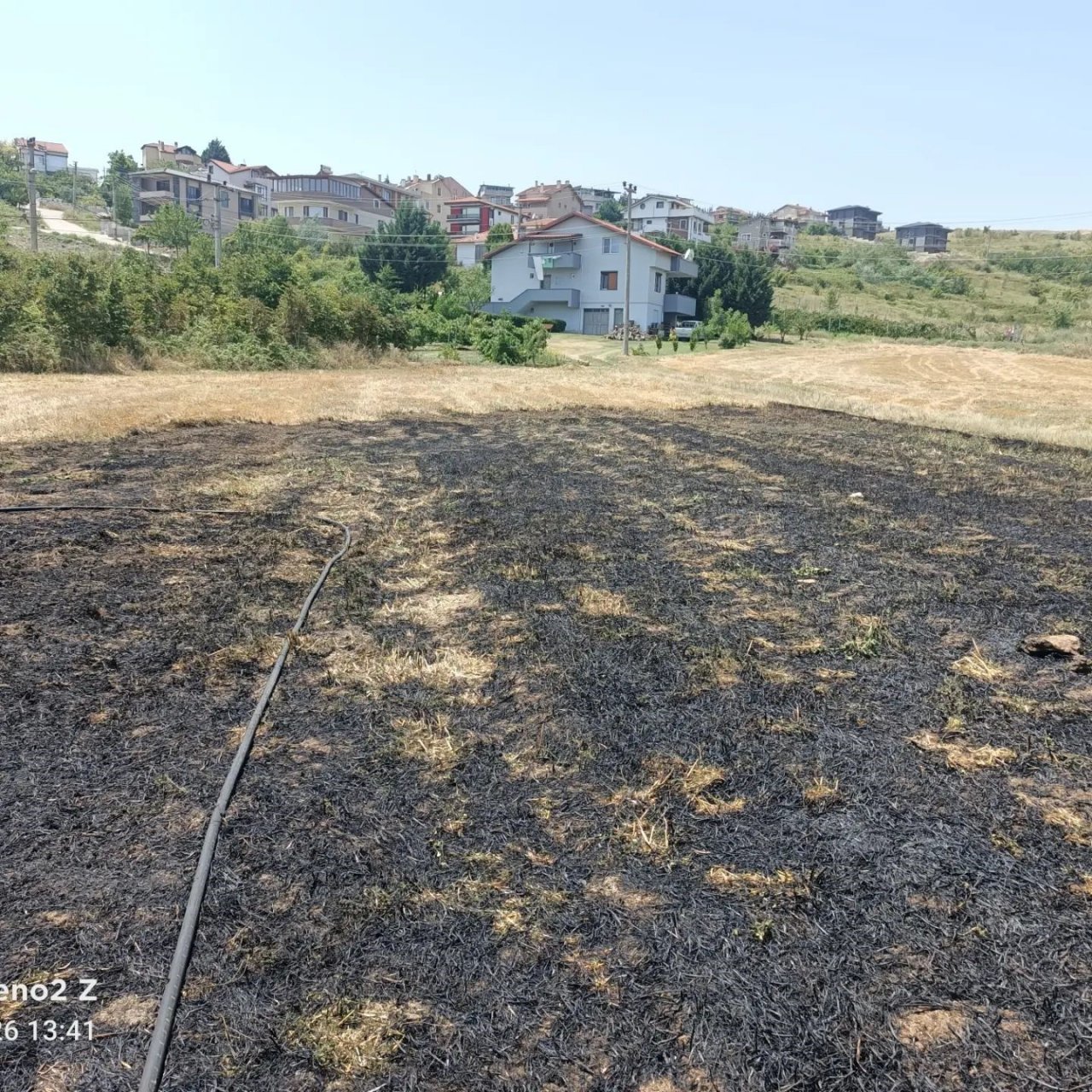 Elektrik tellerine çarpan kuş anız yangını çıkardı