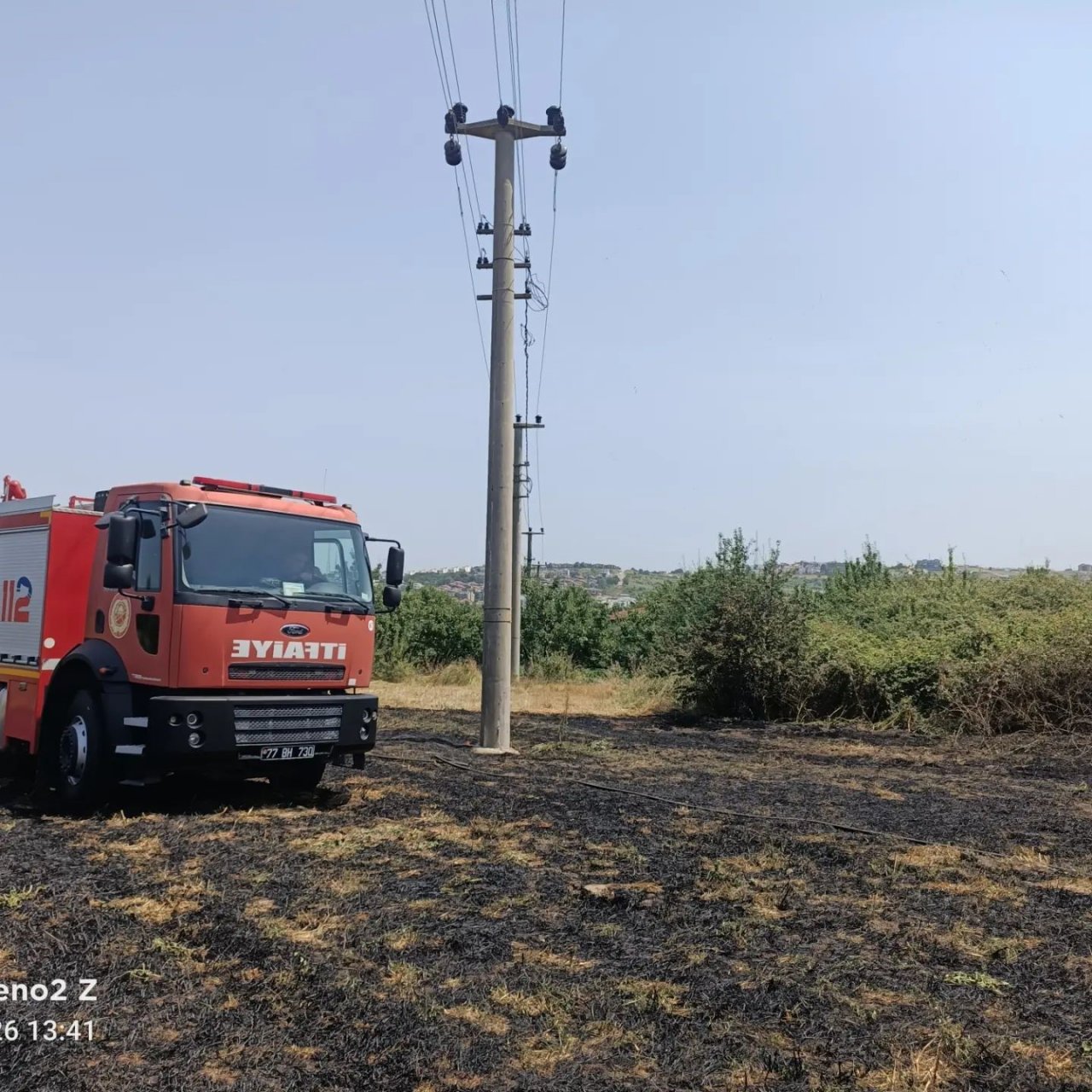 Elektrik tellerine çarpan kuş anız yangını çıkardı