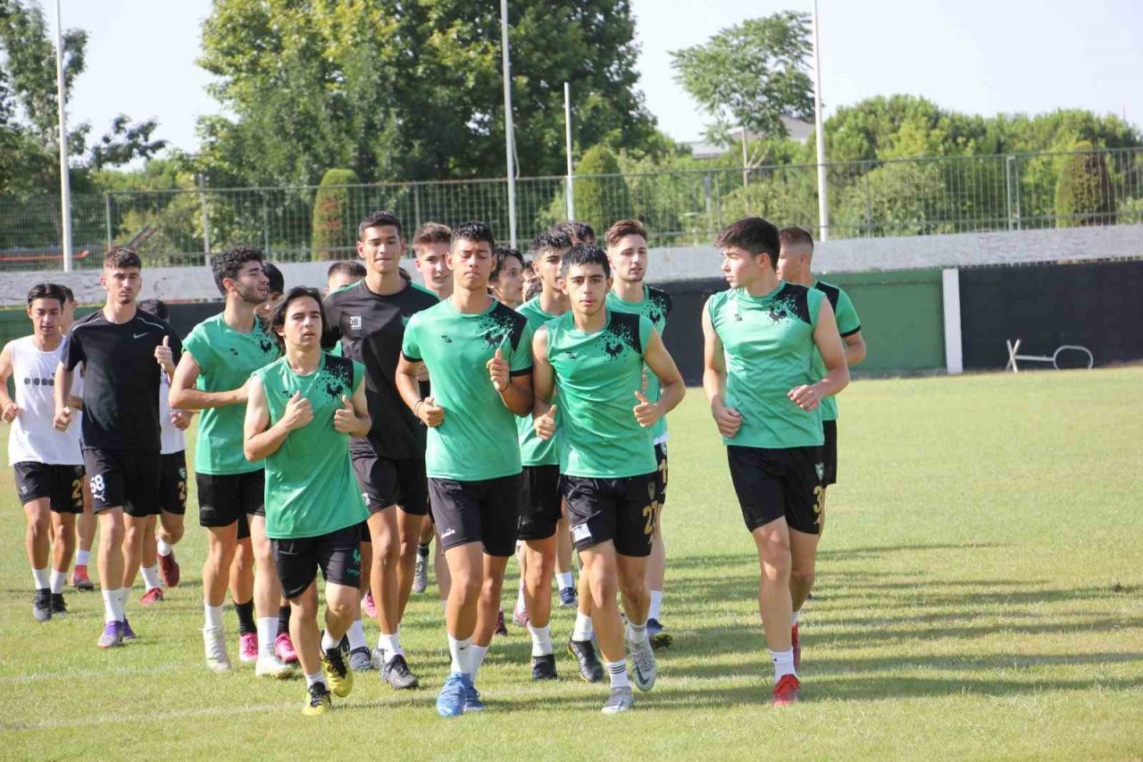 Genç Horozlar yeni sezon için sahaya indi