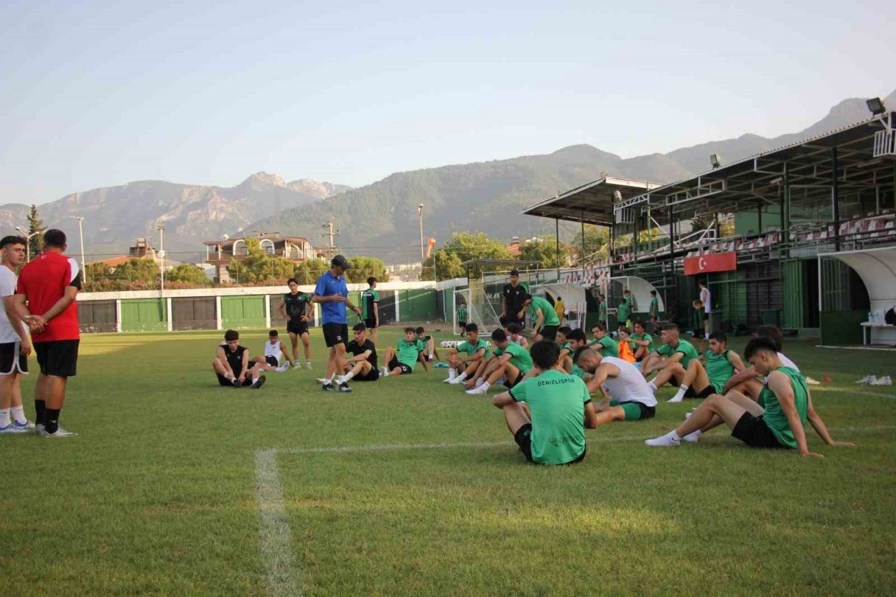 Genç Horozlar yeni sezon için sahaya indi