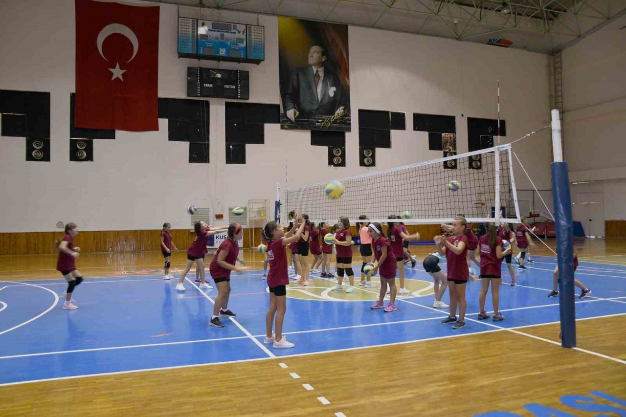 Kuşadalı çocuklar belediyenin ücretsiz spor okullarında eğitim görüyor