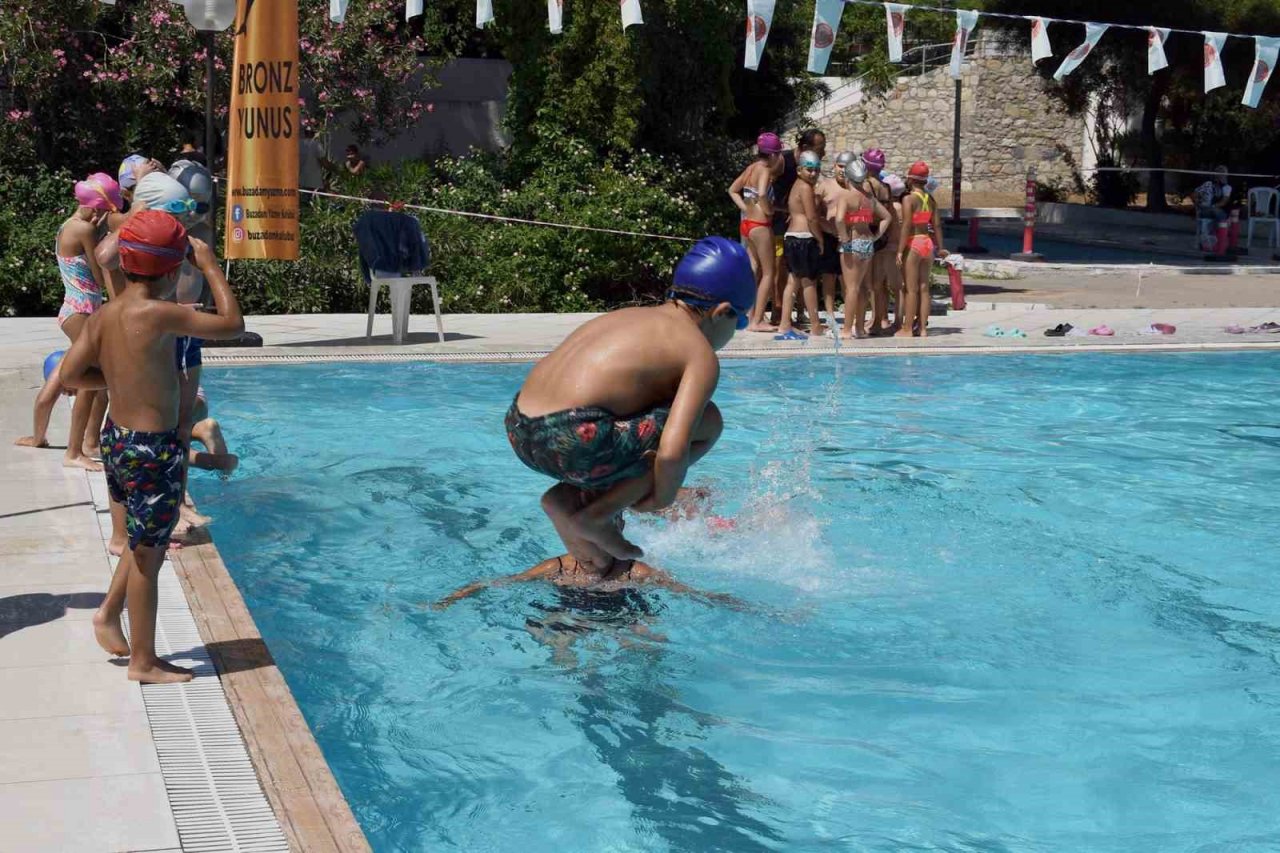 Kuşadalı çocuklar belediyenin ücretsiz spor okullarında eğitim görüyor