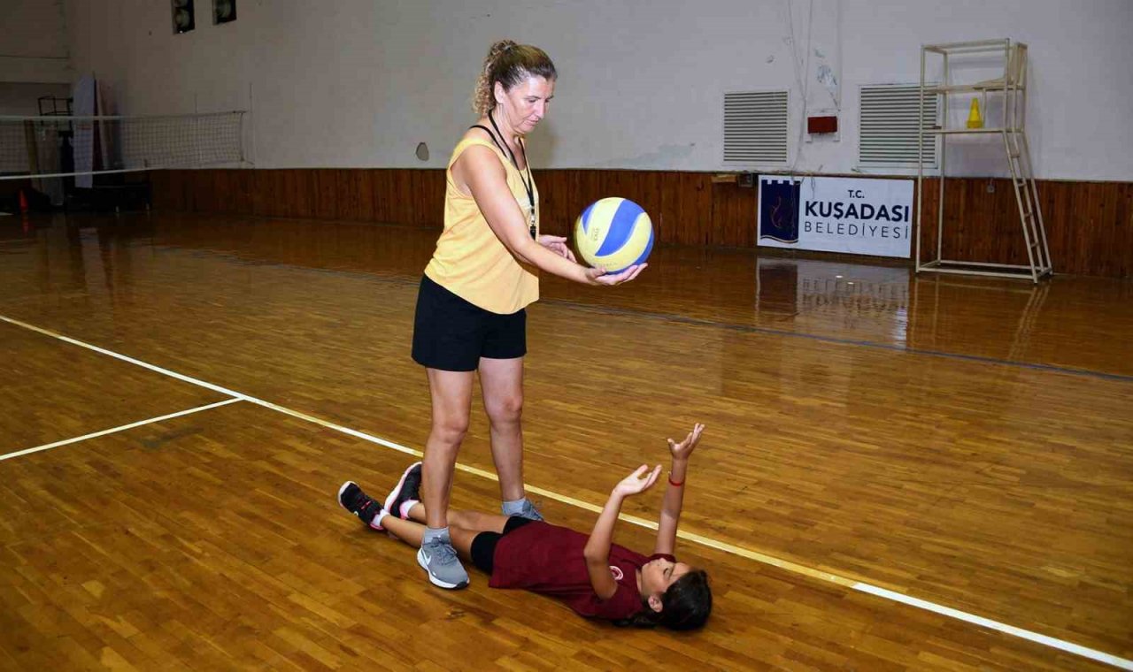 Kuşadalı çocuklar belediyenin ücretsiz spor okullarında eğitim görüyor