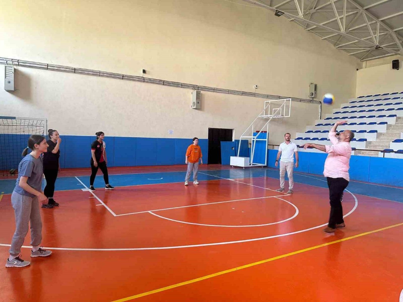 Müdür Kasapoğlu’ndan sporculara spor malzemesi desteği