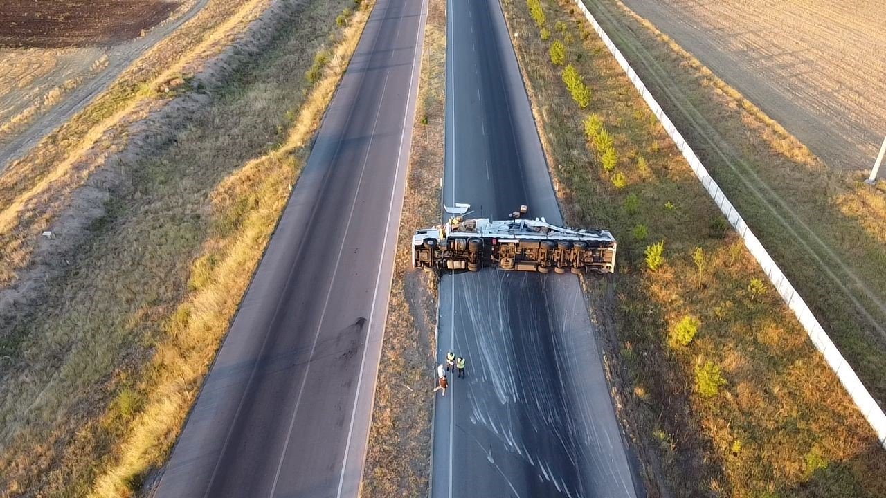 Tekstil malzemesi yüklü tır devrildi, 1 kişi yaralandı