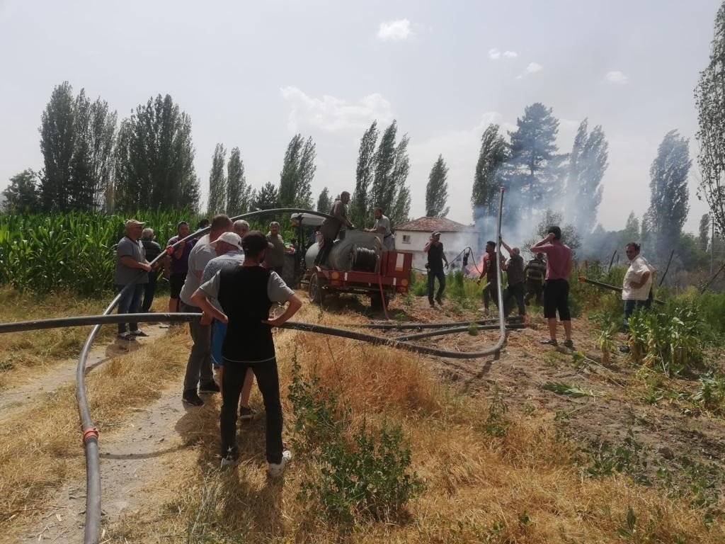 Sandıklı’da iki köyde çıkan arazi yangınlarında 10 dekar alan zarar gördü