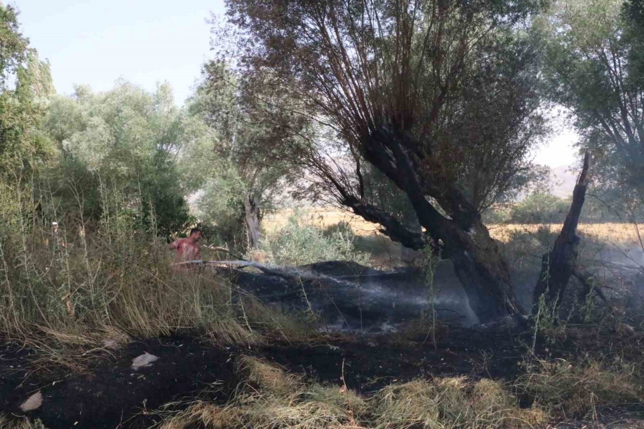 Sandıklı’da iki köyde çıkan arazi yangınlarında 10 dekar alan zarar gördü