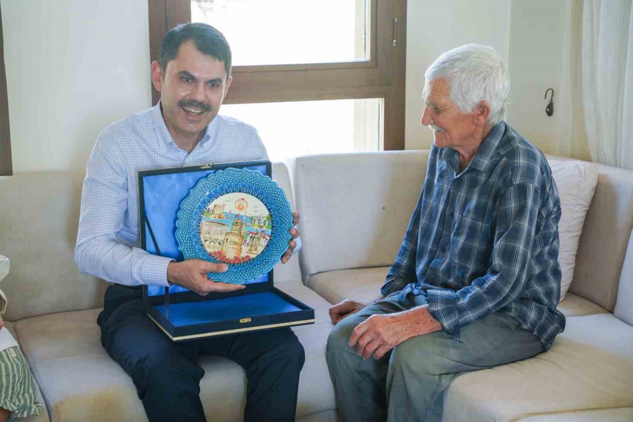 Murat Kurum, Manavgat yangınında evi hasar gören deniz çiftini unutmadı