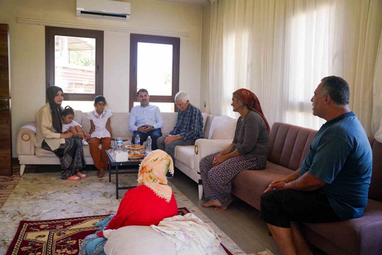 Murat Kurum, Manavgat yangınında evi hasar gören deniz çiftini unutmadı