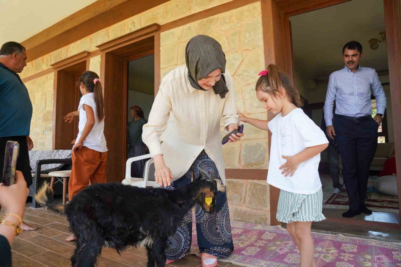 Murat Kurum, Manavgat yangınında evi hasar gören deniz çiftini unutmadı