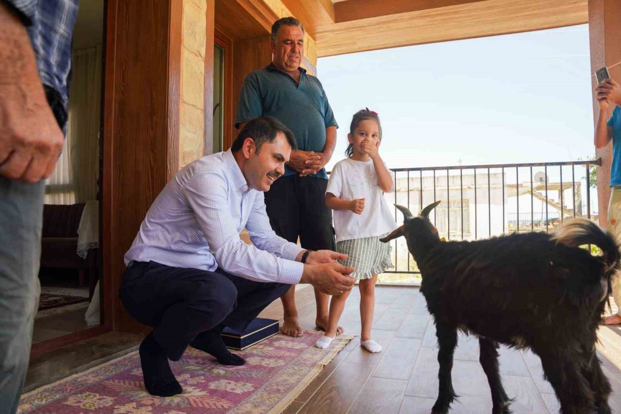 Murat Kurum, Manavgat yangınında evi hasar gören deniz çiftini unutmadı