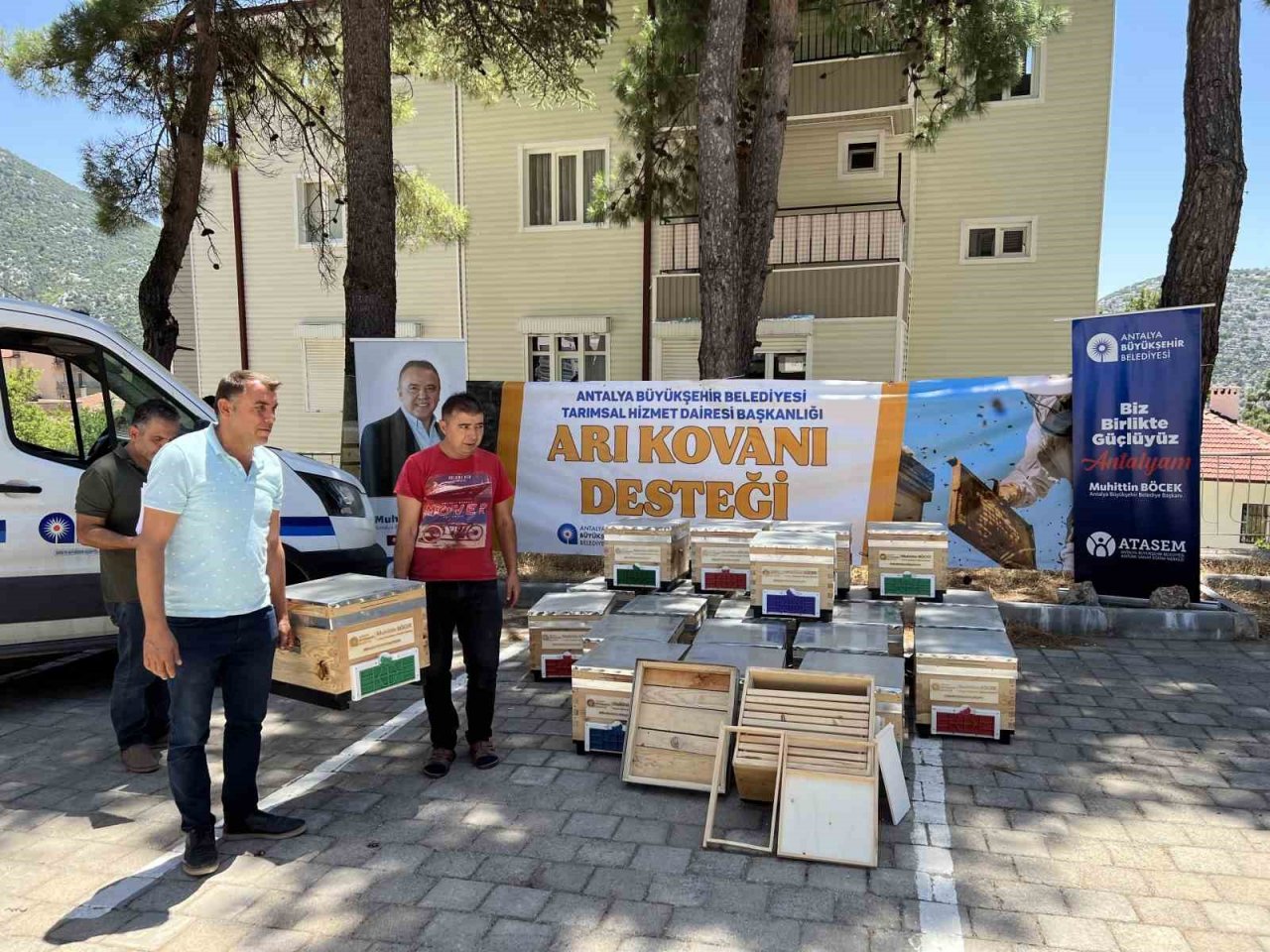 Büyükşehir’in arı kovanı destekleri sürüyor