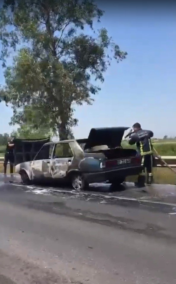Seyir halindeki otomobil alev alev yandı