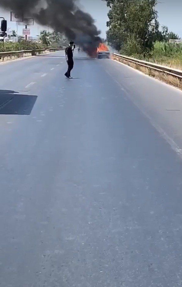 Seyir halindeki otomobil alev alev yandı