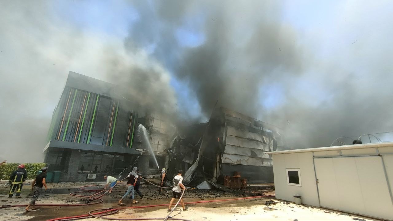 Antalya’da çiçek işleme tesisinde yangın