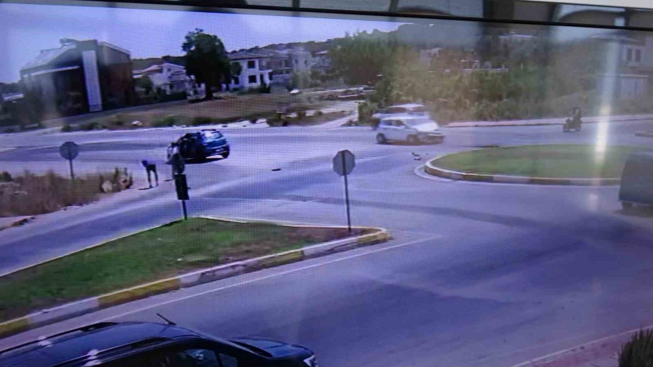 Otomobiller çarpıştı, yürüyen gençler ölümden kıl payı kurtuldu