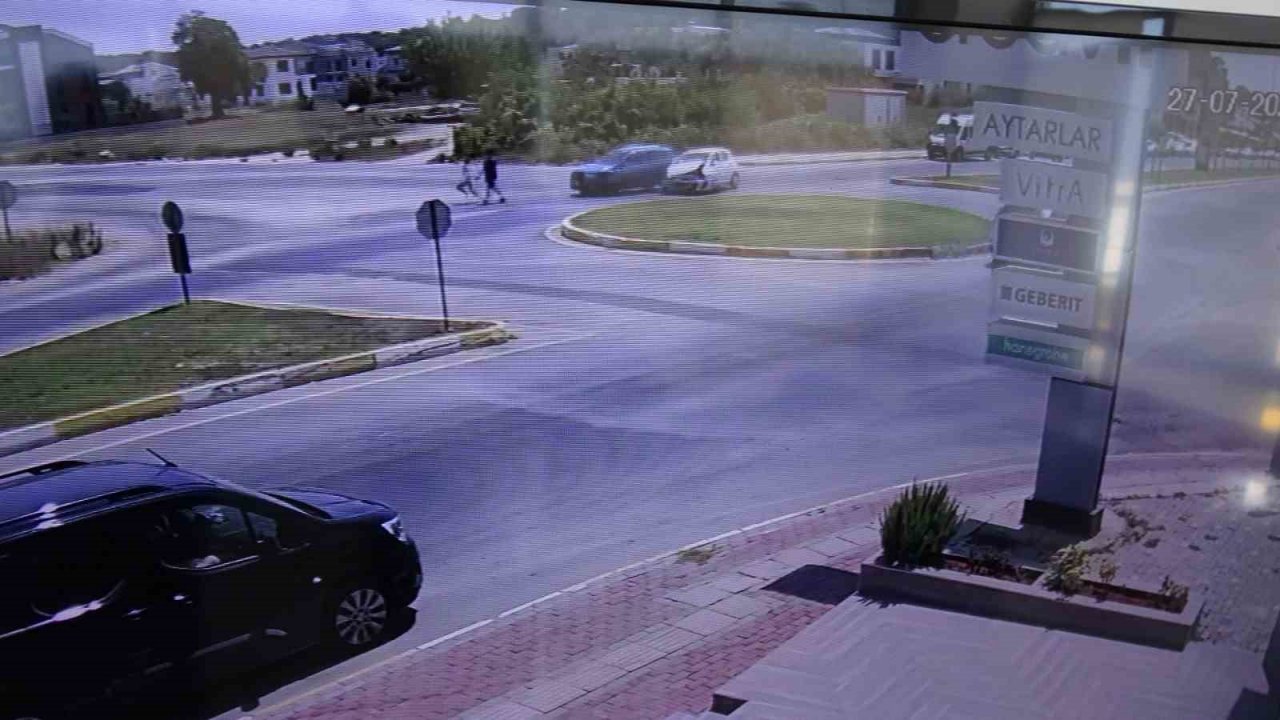 Otomobiller çarpıştı, yürüyen gençler ölümden kıl payı kurtuldu