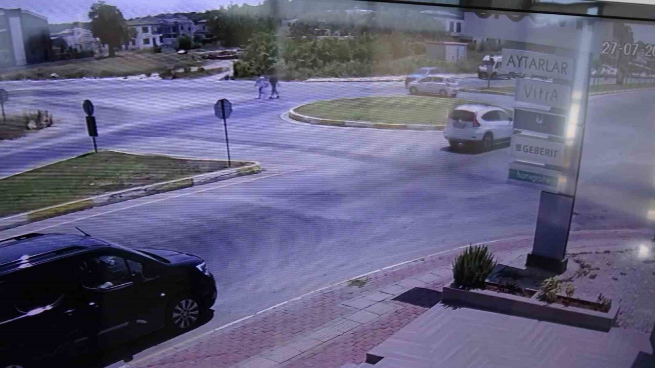 Otomobiller çarpıştı, yürüyen gençler ölümden kıl payı kurtuldu