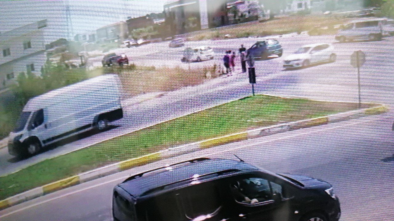 Otomobiller çarpıştı, yürüyen gençler ölümden kıl payı kurtuldu