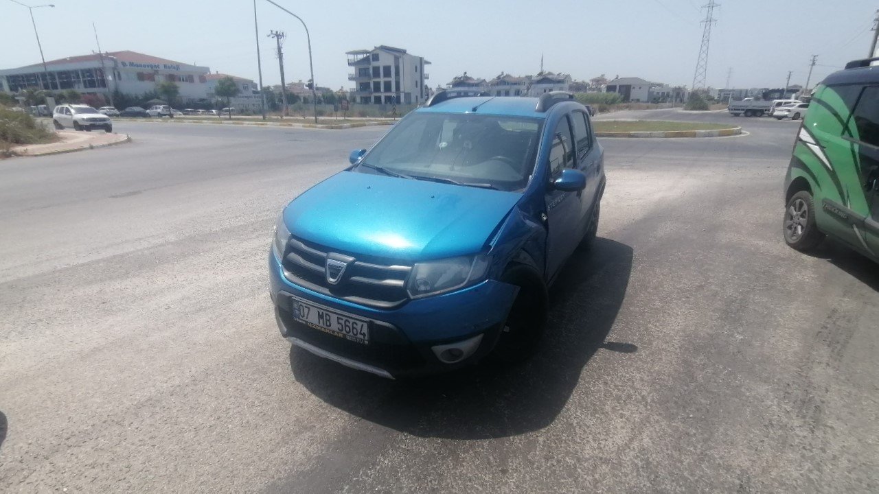 Otomobiller çarpıştı, yürüyen gençler ölümden kıl payı kurtuldu