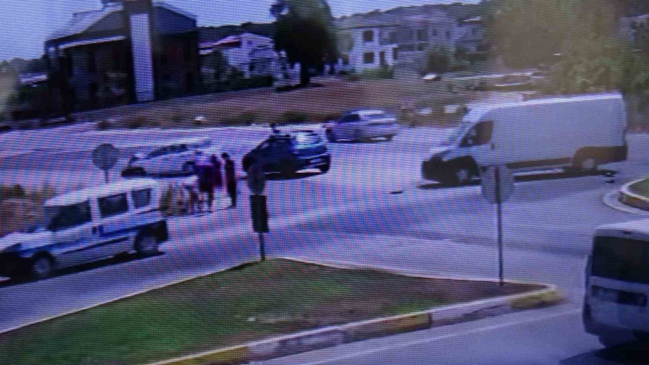 Otomobiller çarpıştı, yürüyen gençler ölümden kıl payı kurtuldu