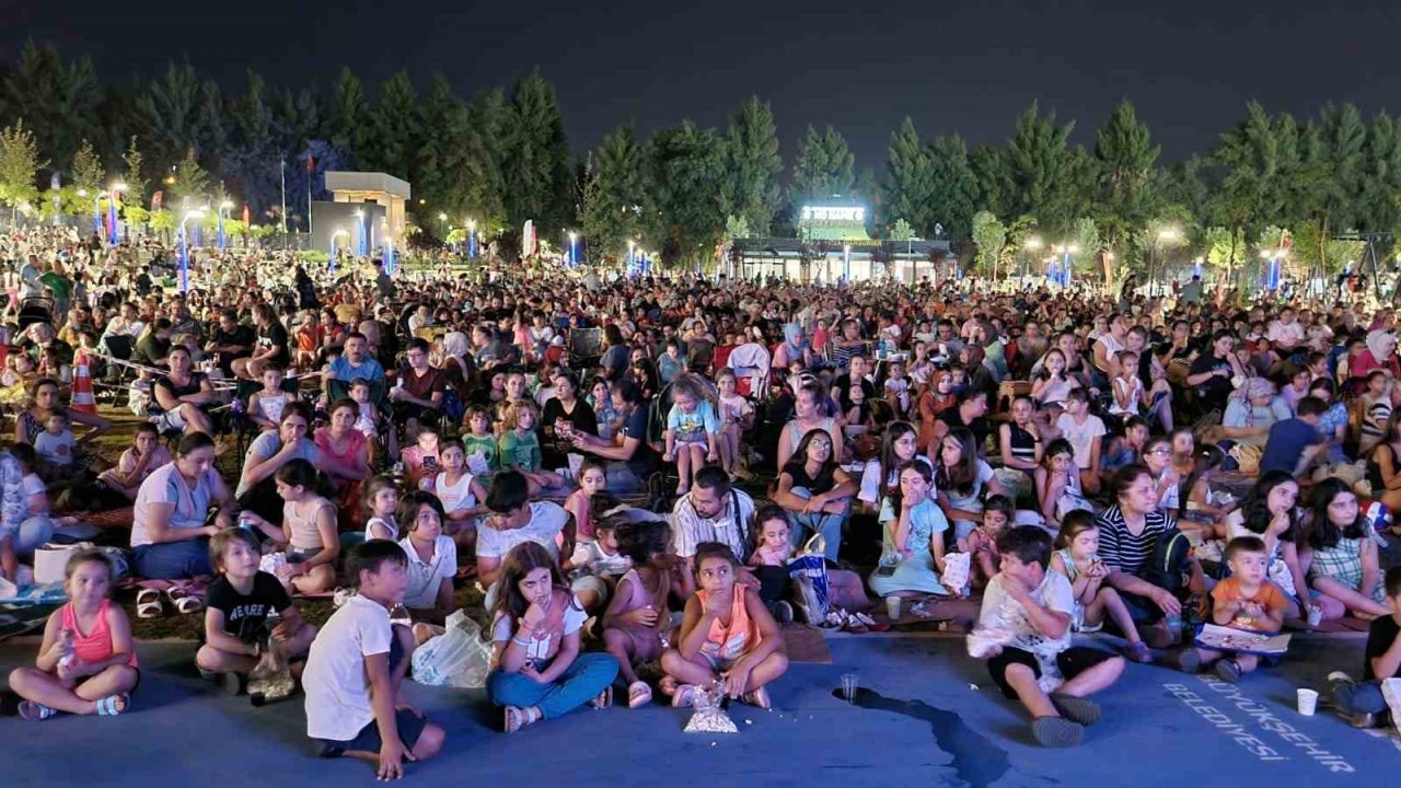 Aydın Büyükşehir Belediyesi’nin sinema geceleri beğeni topluyor