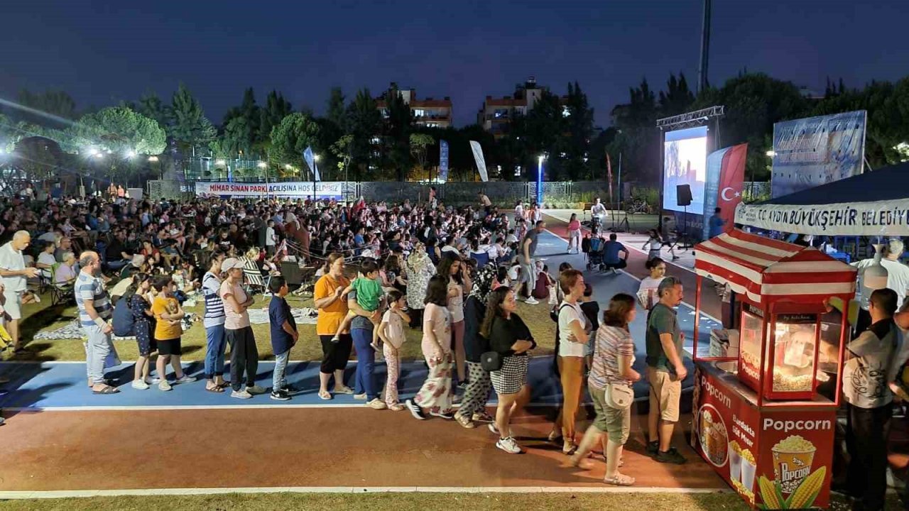 Aydın Büyükşehir Belediyesi’nin sinema geceleri beğeni topluyor