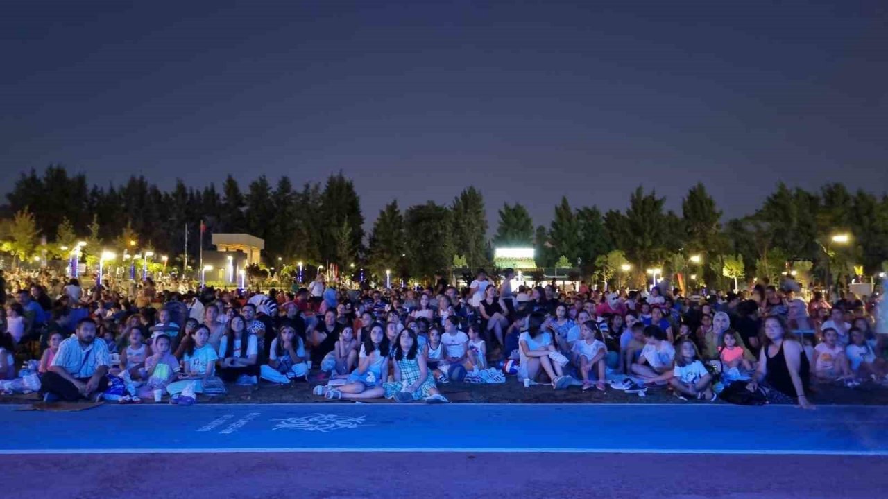 Aydın Büyükşehir Belediyesi’nin sinema geceleri beğeni topluyor