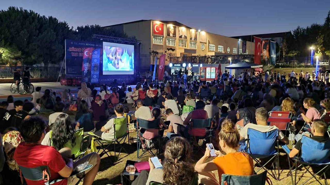Aydın Büyükşehir Belediyesi’nin sinema geceleri beğeni topluyor