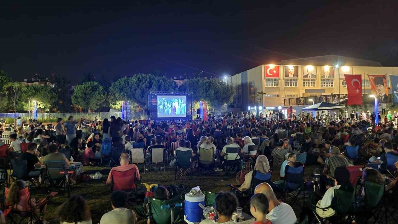 Aydın Büyükşehir Belediyesi’nin sinema geceleri beğeni topluyor