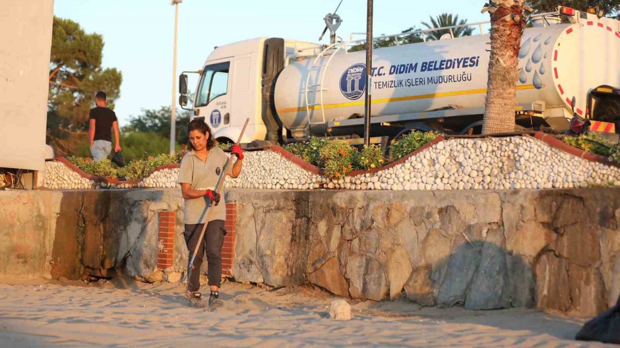 Didim’de temizlik ekiplerinden sabah mesaisi