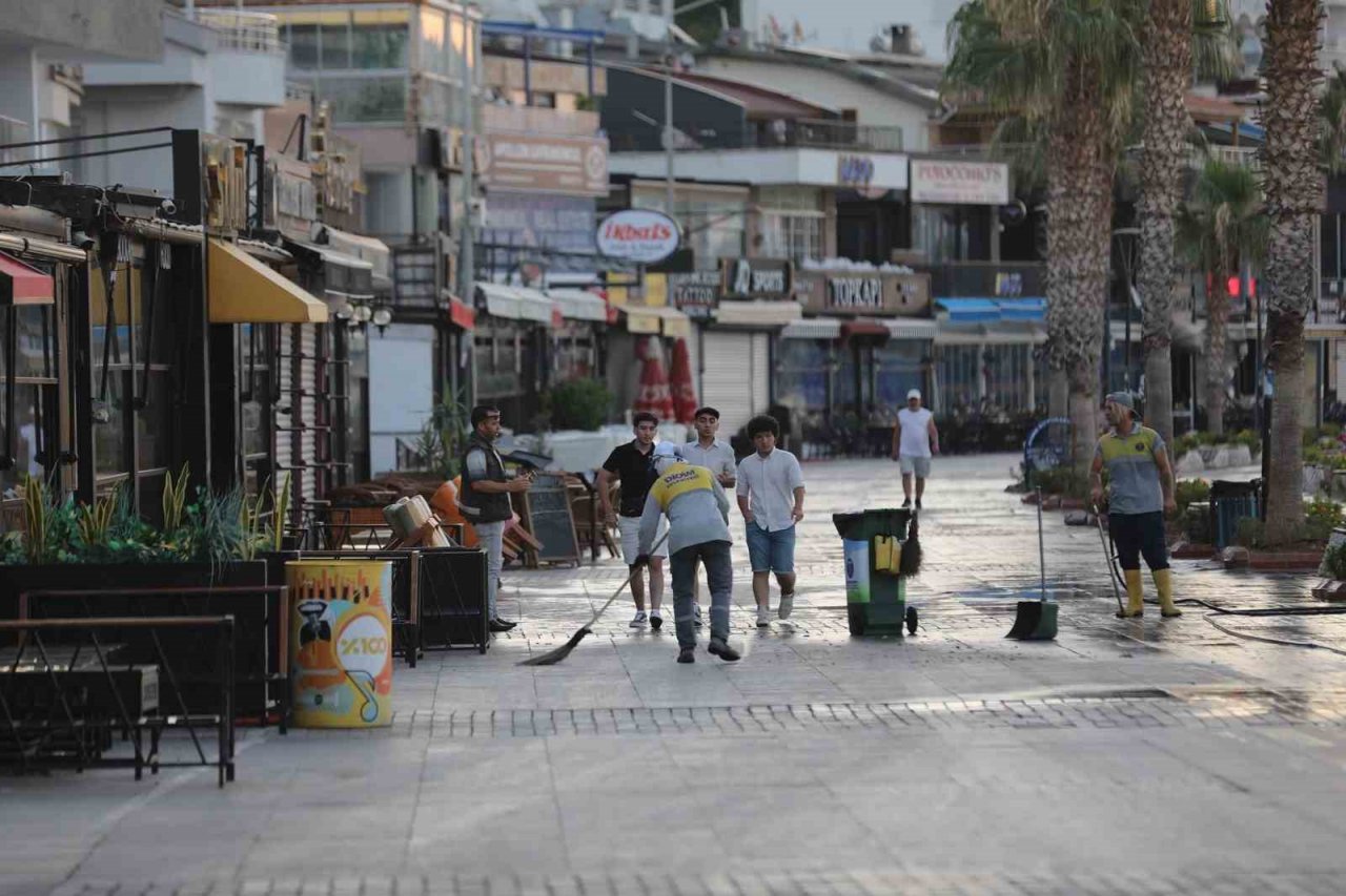 Didim’de temizlik ekiplerinden sabah mesaisi