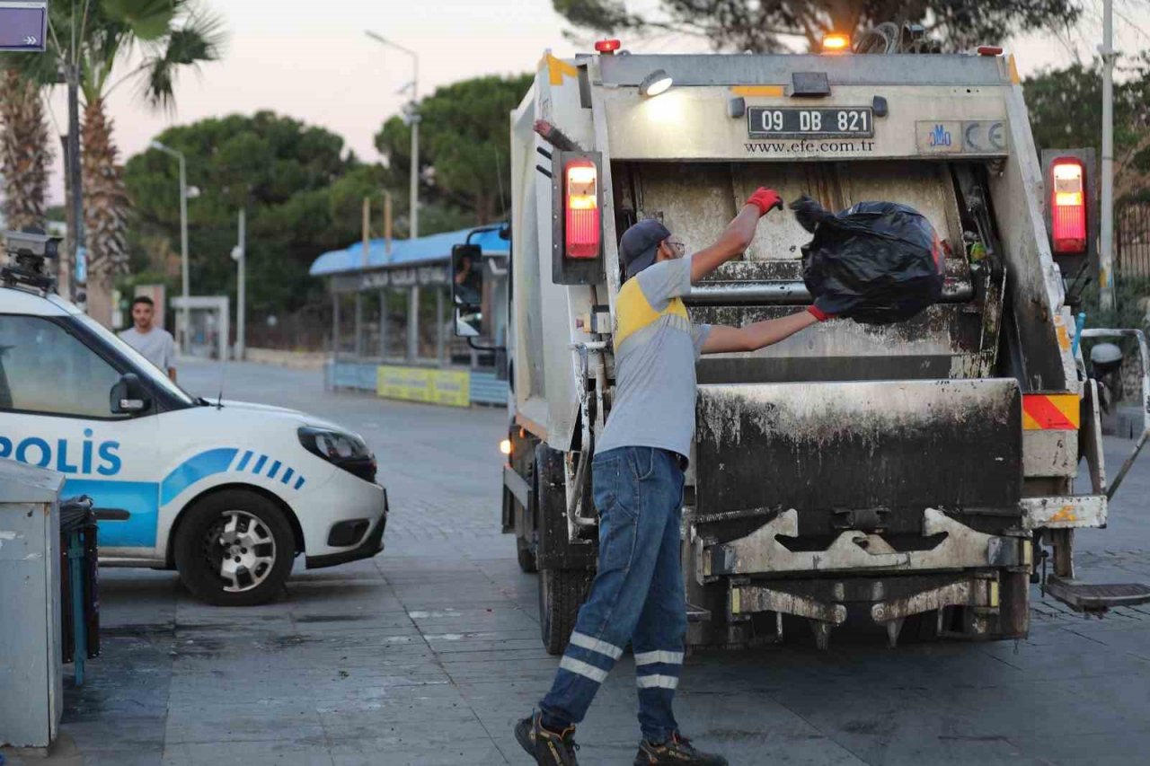 Didim’de temizlik ekiplerinden sabah mesaisi