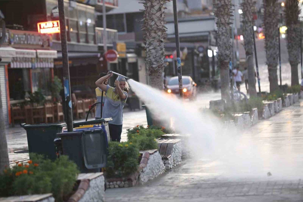 Didim’de temizlik ekiplerinden sabah mesaisi