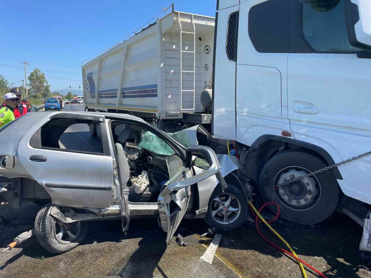 Kazada yaralanan kamyon sürücüsü hayatını kaybetti