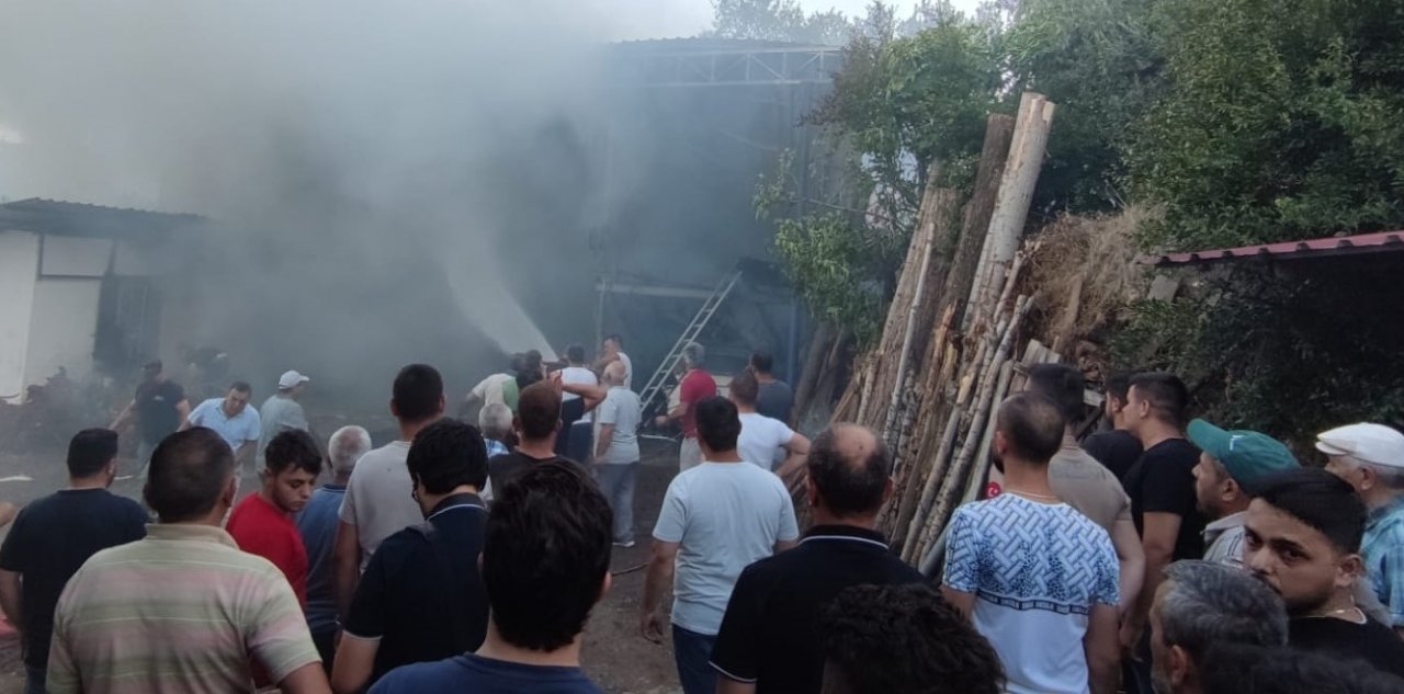 Alevlerin arasında kalan otomobil kullanılamaz hale geldi