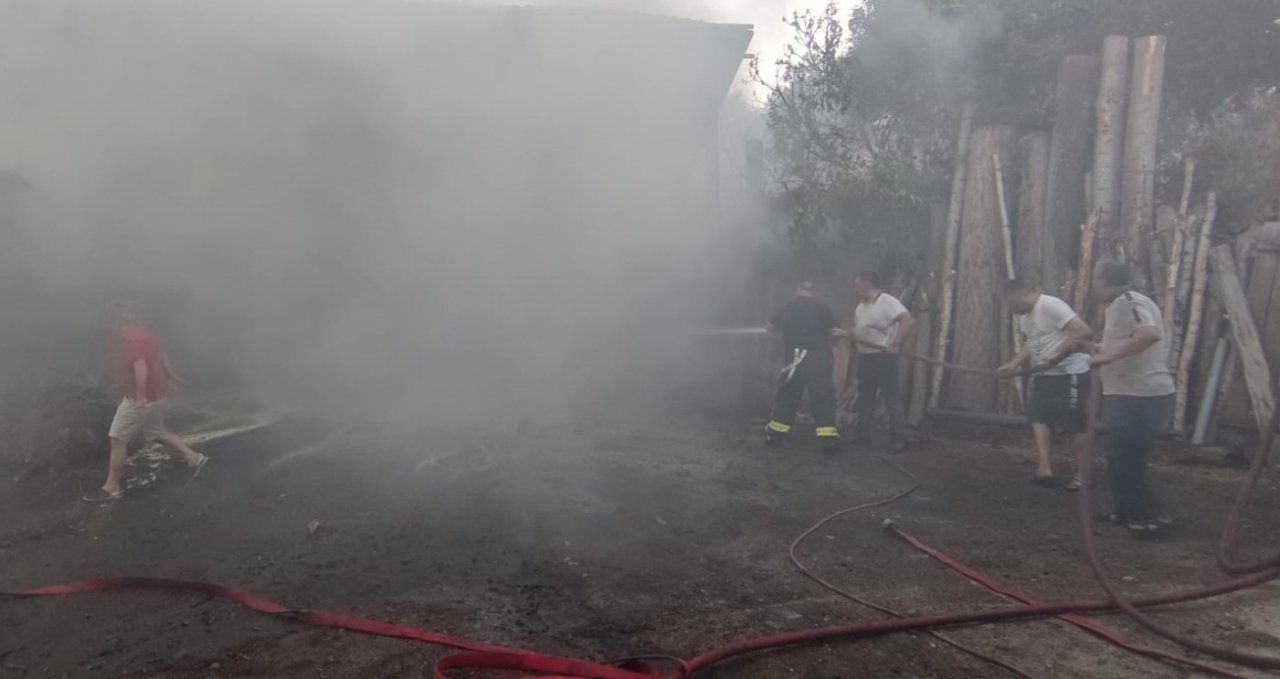 Alevlerin arasında kalan otomobil kullanılamaz hale geldi