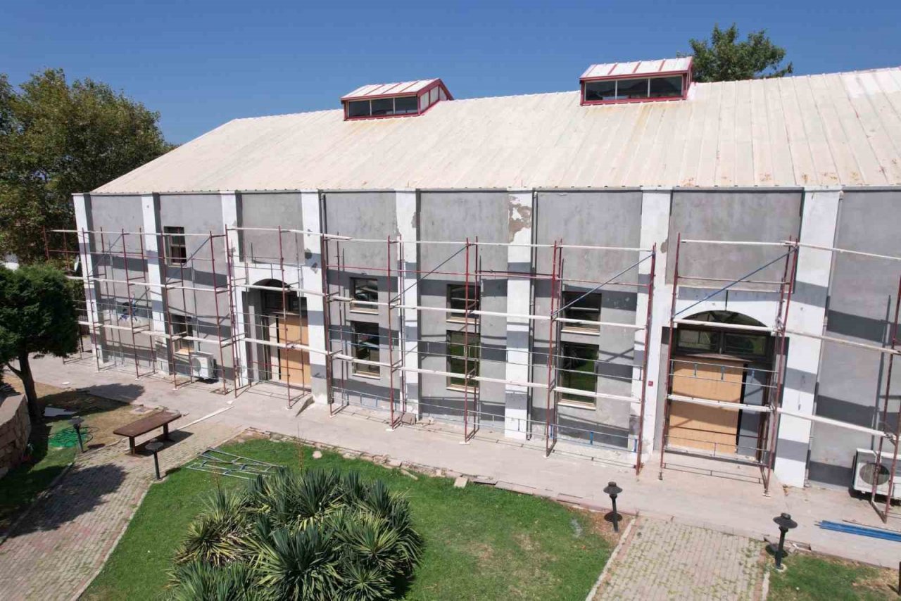 Ayvalık’ta İsmet İnönü Kültür Merkezi A’dan Z’ye yenileniyor