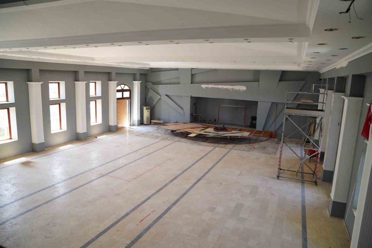 Ayvalık’ta İsmet İnönü Kültür Merkezi A’dan Z’ye yenileniyor