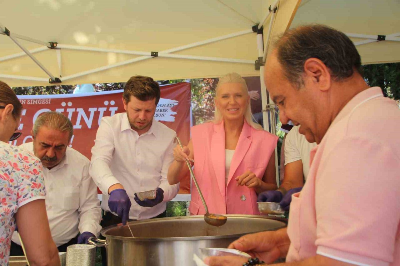 Bilecik Belediye Başkan Vekili Subaşı vatandaşlara aşure ikramında bulundu