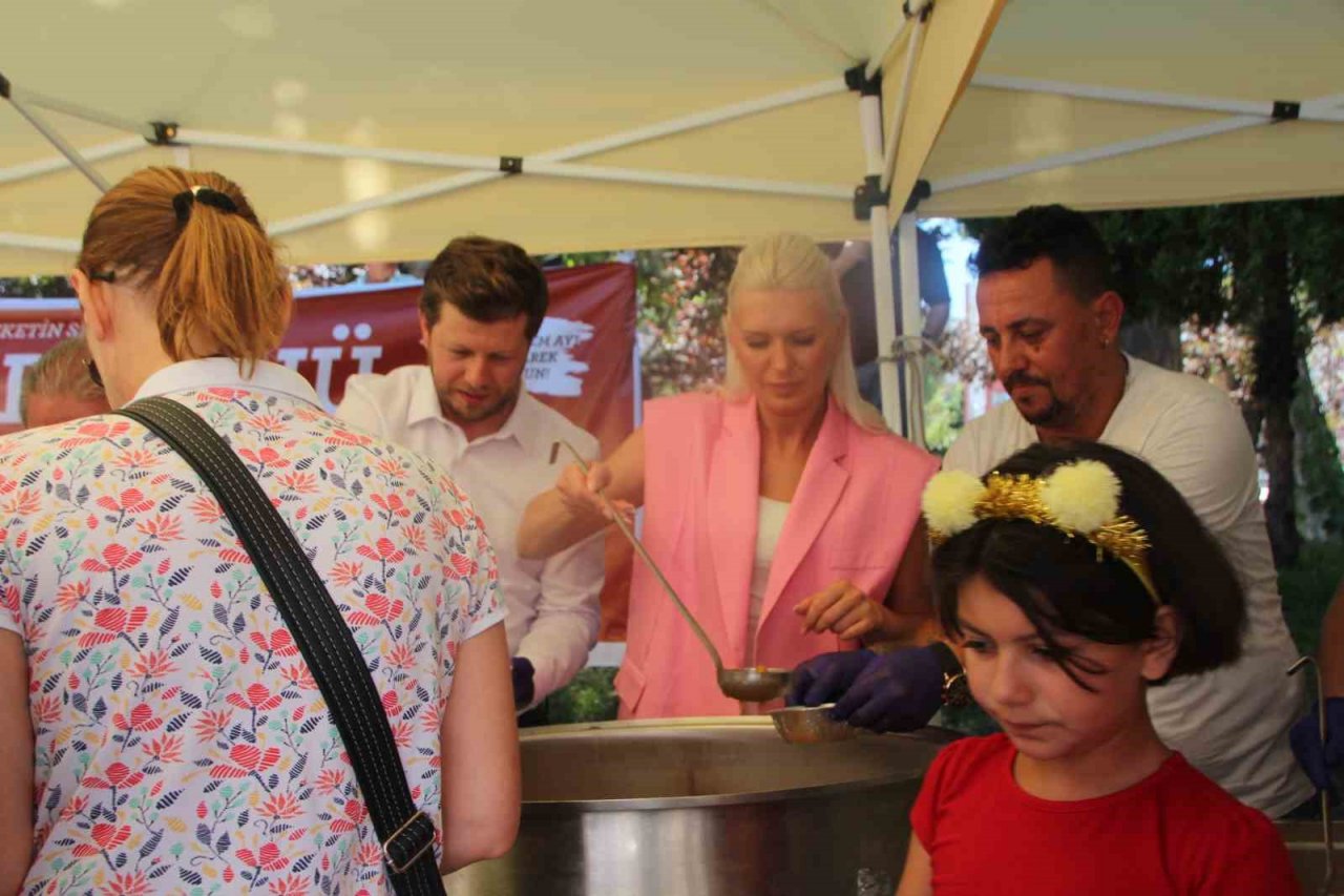 Bilecik Belediye Başkan Vekili Subaşı vatandaşlara aşure ikramında bulundu