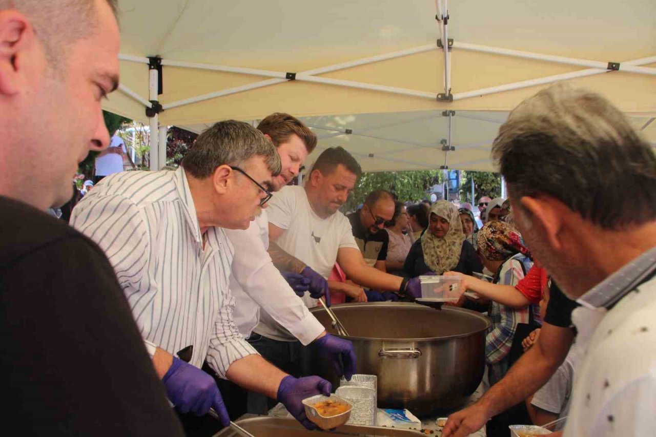 Bilecik Belediye Başkan Vekili Subaşı vatandaşlara aşure ikramında bulundu